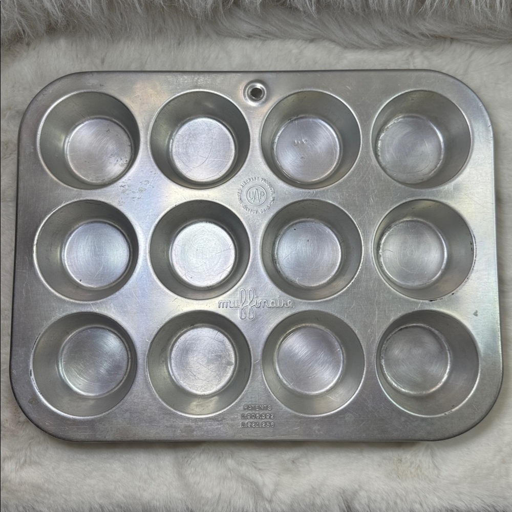 Muffinaire Aluminum 12 Muffin Pan United Aircraft Products USA Dayton OH